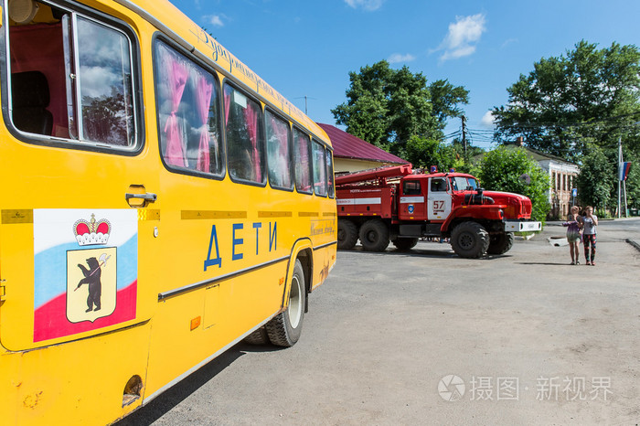 在雅罗斯拉夫尔俄罗斯的学童和消防卡车