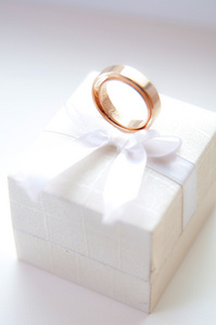 在礼品盒上的结婚戒指