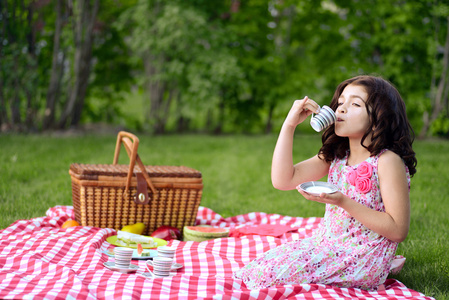 喝茶的小女孩野餐