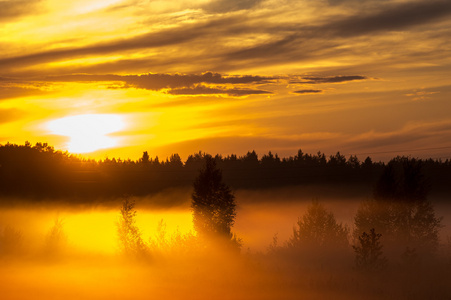 日落和俄罗斯域上的雾