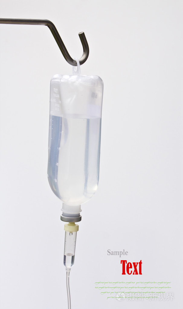 四解决方案与副本s在白色背景上的输液瓶
