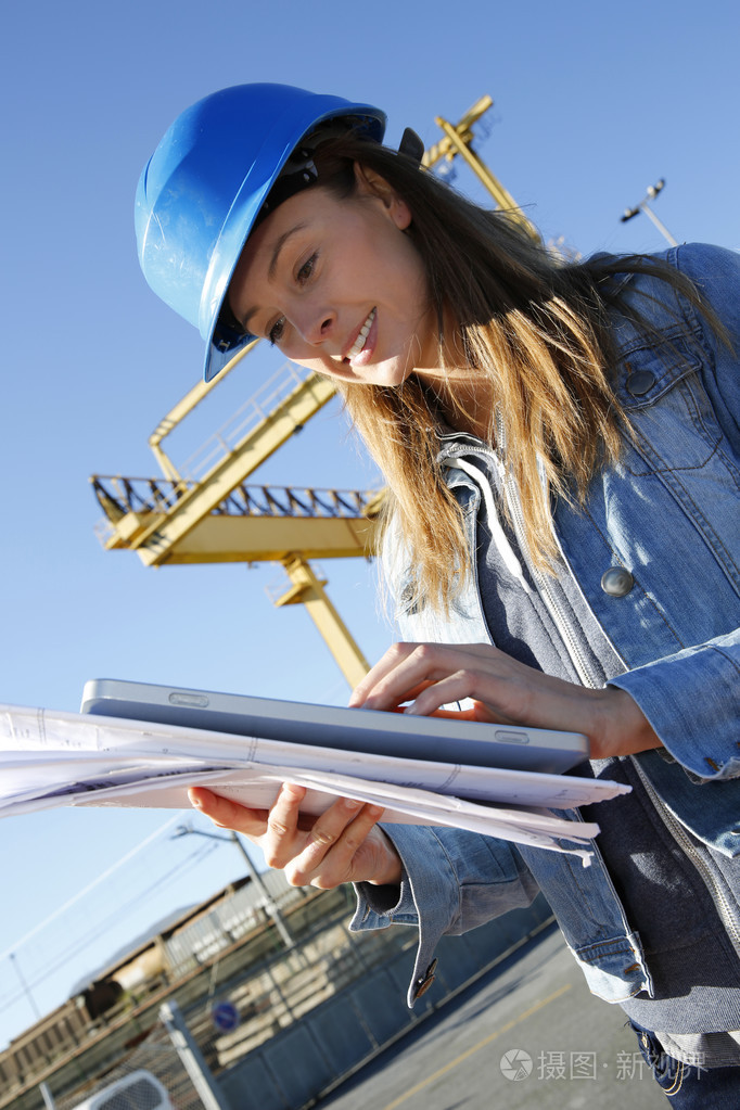 女工程师在建筑工地使用平板电脑