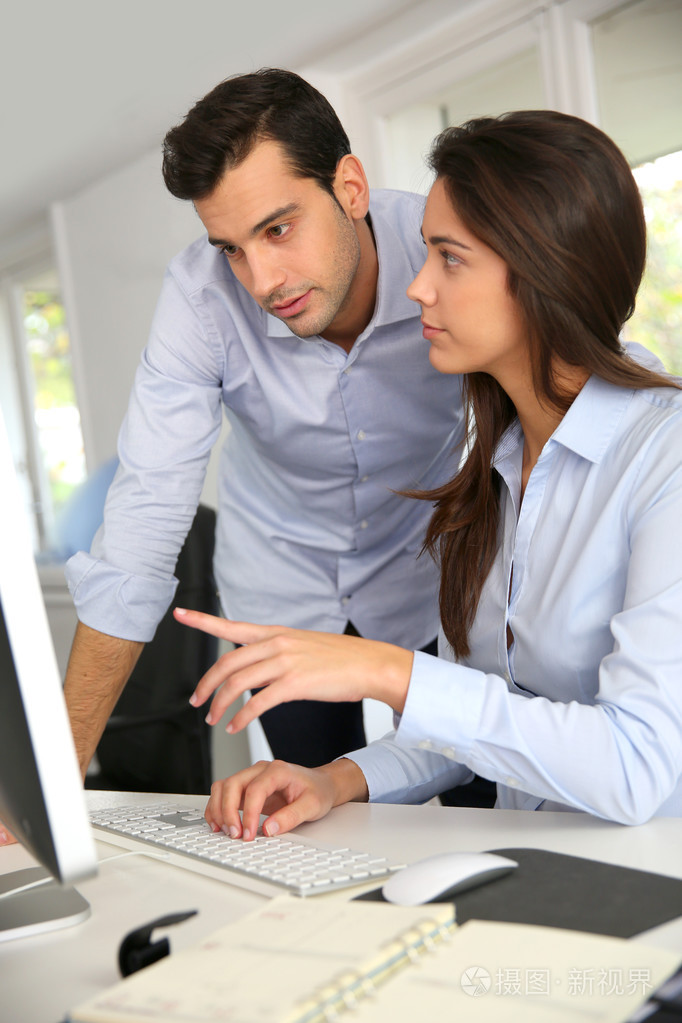 在桌面电脑前年轻上班族