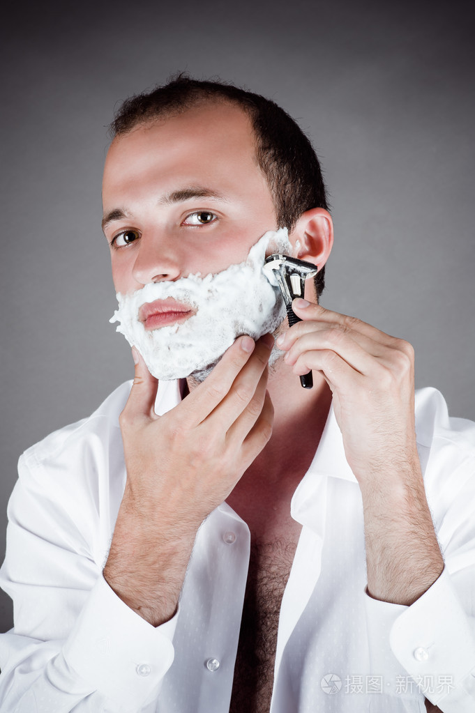 男人剃须