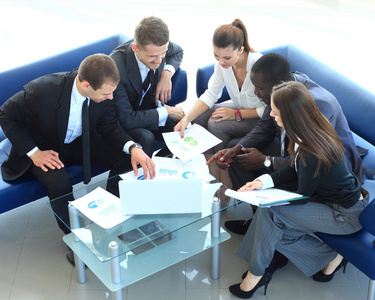 工作业务小组在公司会议期间坐在桌顶视图