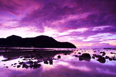 海石在日落皮皮岛岛泰国