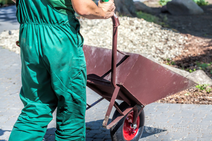 工人用手推车