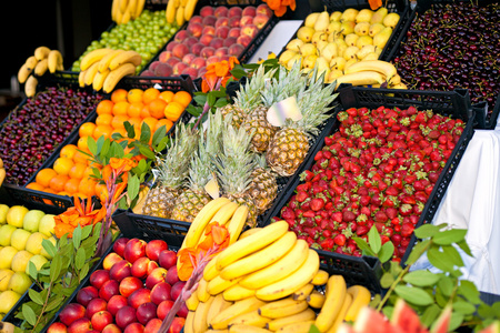 水果和浆果在市场上的显示屏上图片