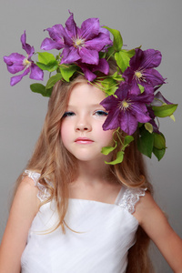 可爱的小女孩漂亮发型与新鲜叶铁线莲