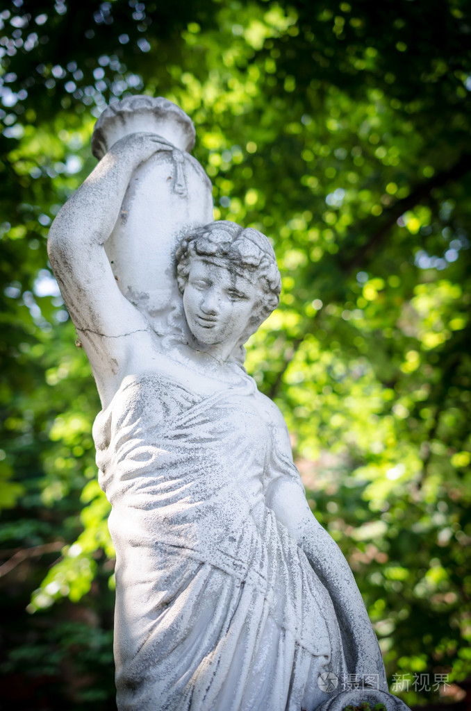 安菲拉雕像的女人