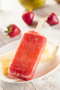 冷有机冷冻的草莓水果冰棒