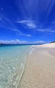 美丽的海滩和夏日的天空