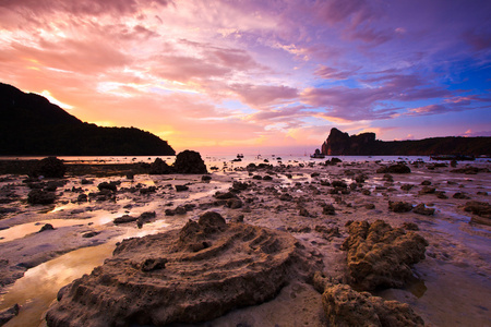 海石在日落皮皮岛岛泰国