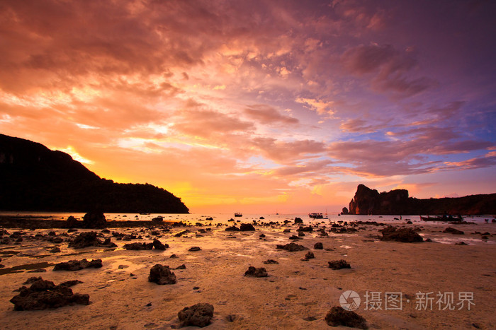 海石在日落皮皮岛岛泰国