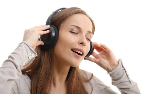 年轻女子用耳机听音乐