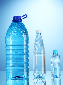 蓝色背景上的不同矿泉水瓶。