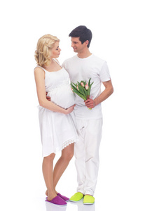 对幸福的夫妻 怀孕的母亲和父亲在白色