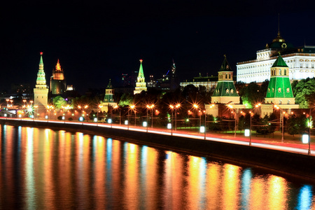 莫斯科河与克里姆林宫灯反映在晚上