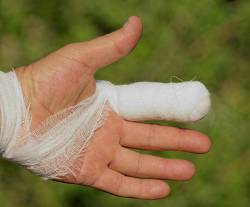人体损伤手手指上的白色医学绷带