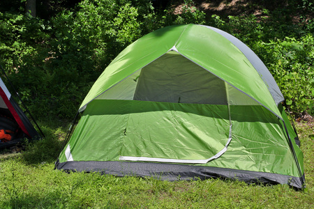 与绿色帐篷户外露营
