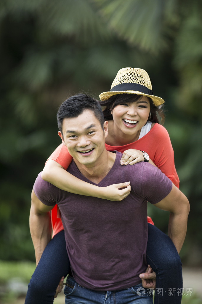 背给他的女朋友一个中国男人的肖像