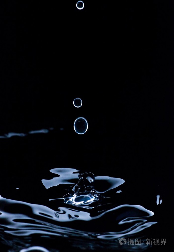 水的滴液和飞溅, 黑色背景