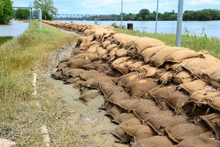 后在马格德堡防洪沙袋照片