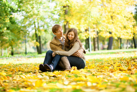 约会夫妇在黄色的叶子在秋天的日子