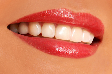 洁白的牙齿。女人的微笑。牙科护理服务