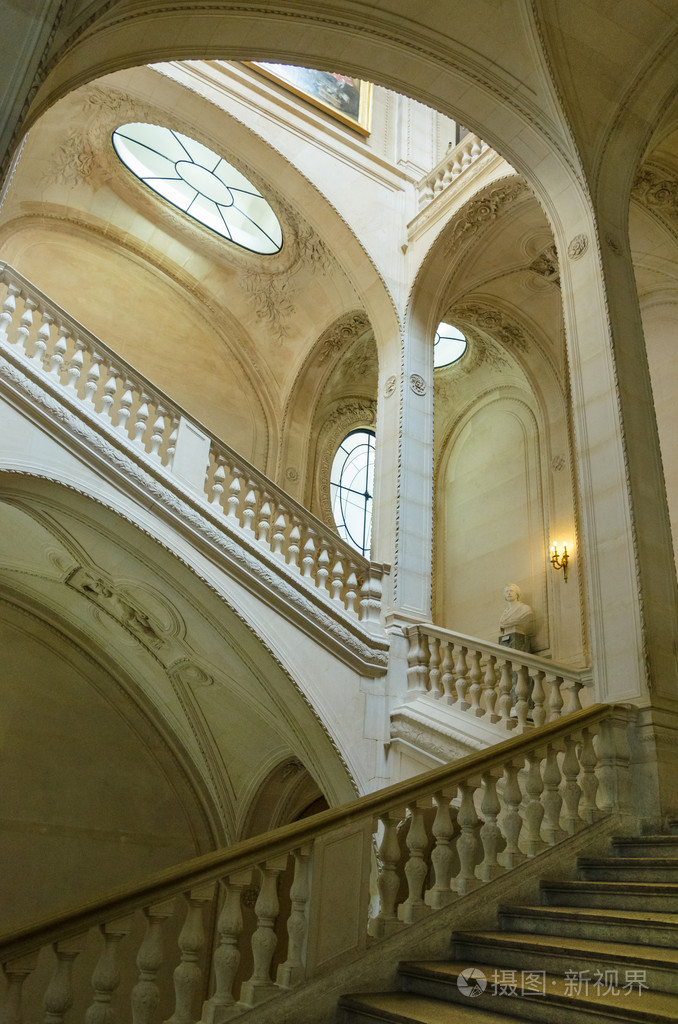 室内楼梯之间在罗浮宫地板