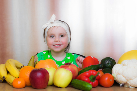 快乐的孩子与蔬菜和水果