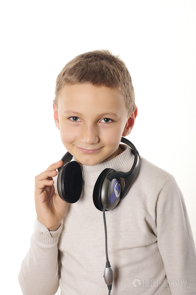 耳机的男孩