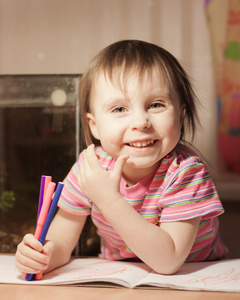 可爱的小女孩绘图用毡尖笔