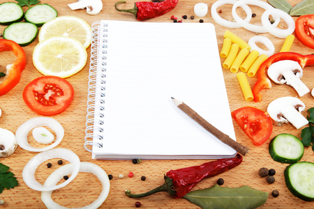 食谱 蔬菜和香料木桌上的笔记本