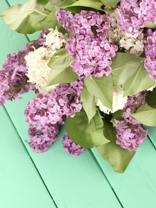 美丽的紫丁香花，颜色木制背景上