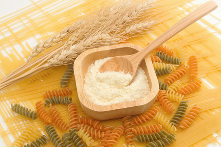 小麦制粉中意大利面和意大利面 粮食和 ce 木勺
