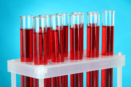 在蓝色背景上的实验室中测试管的血