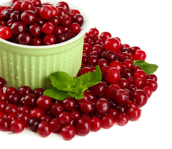 成熟的红色蔓越莓在碗里，隔绝对惠特