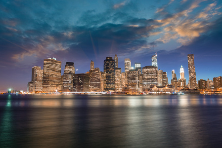 来自布鲁克林的更低曼哈顿天际的壮观日落美景