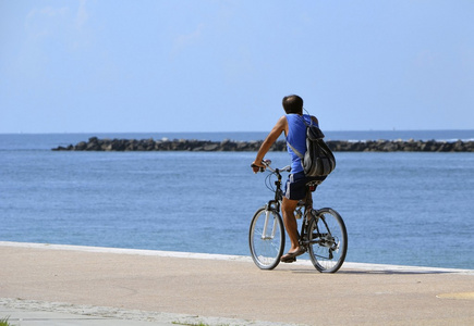 一辆自行车的人自転車乗男