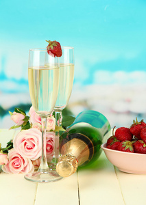 浪漫静物与香槟 草莓和粉红色的玫瑰，在明亮的背景上