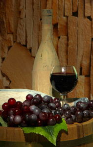 组成与旧瓶的红酒和酒杯在老酒窖，在黑暗的背景上