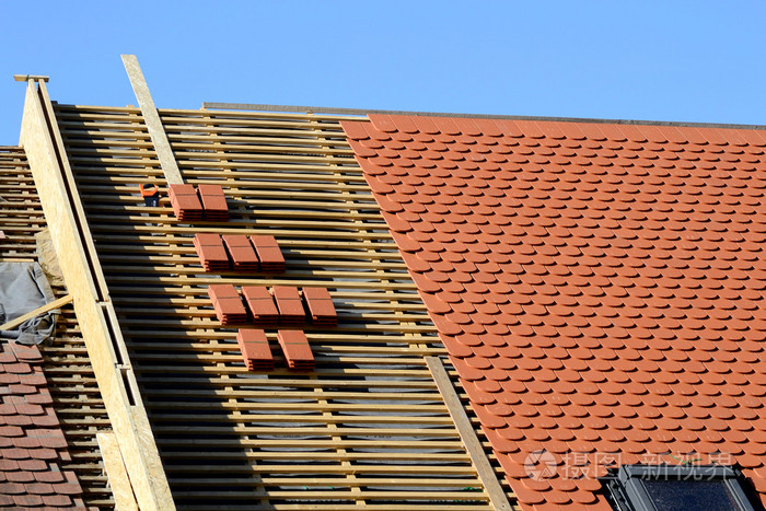 屋顶下建筑与成堆的屋顶瓦片