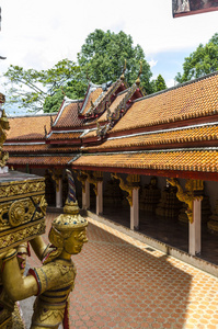 泰国的扫管笏爆炸 riang，省的攀牙湾的修道院。与寺庙的内墙的佛教神雕像