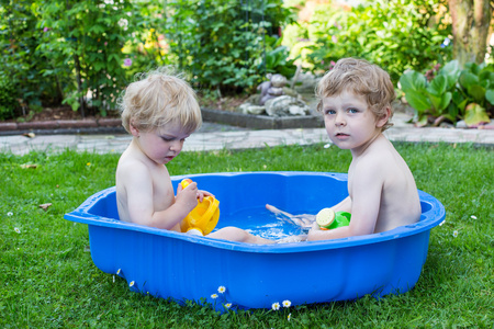 两个同级男孩在夏天用水很开心
