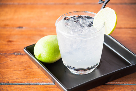 杯新鲜自制冰的柠檬汽水杯冰柠檬汽水, 夏日冷饮冰淇淋汽水冰草莓汽水