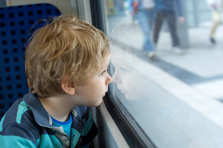 望列车窗外的可爱小男孩图片