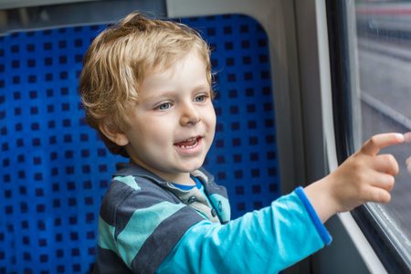 望列车窗外的可爱小男孩