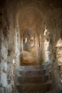 进入壁垒老镇的博尼法西奥，科西嘉法郎的楼梯