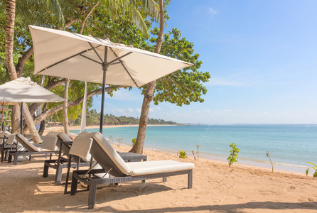 沙滩躺椅和阳伞,巴厘岛照片